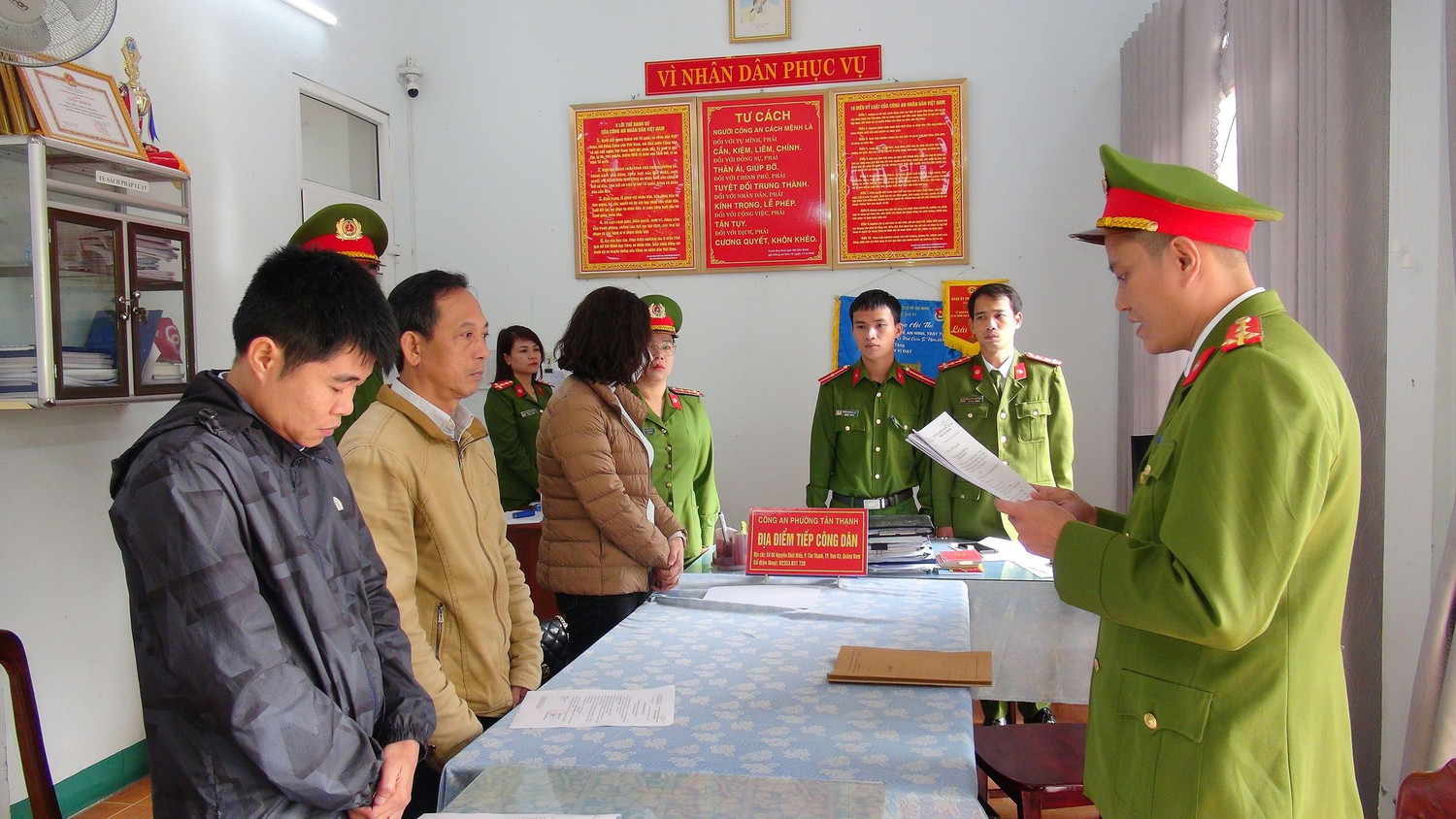 Cơ quan công an đọc lệnh khởi tố, thực hiện lệnh bắt tạm giam đối với ba bị can trong vụ án. Ảnh: CA Cơ quan công an đọc lệnh khởi tố, thực hiện lệnh bắt tạm giam đối với ba bị can trong vụ án. Ảnh: CA