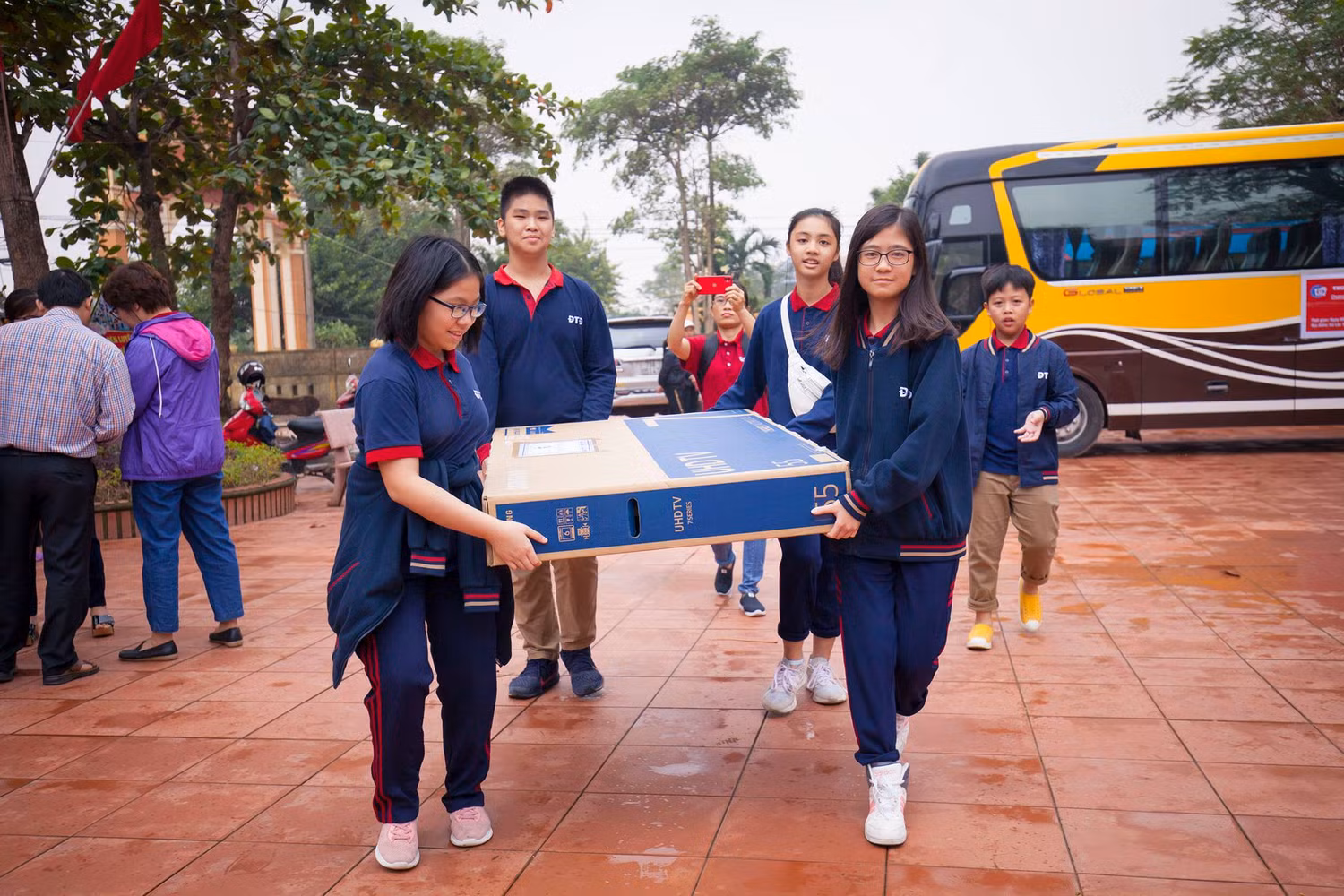 Đại diện các em học sinh Trường Trung học phổ thông Đoàn Thị Điểm tham gia trao quà tại xã Lộc Thủy, tỉnh Quảng Bình. Ảnh: Hữu Thành.