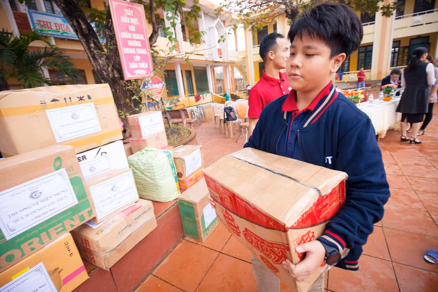 Lần đầu được tham gia hoạt động thiện nguyện nhưng các em học sinh Trường Trung học phổ thông Đoàn Thị Điểm rất phấn khởi. Ảnh: Hữu Thành.