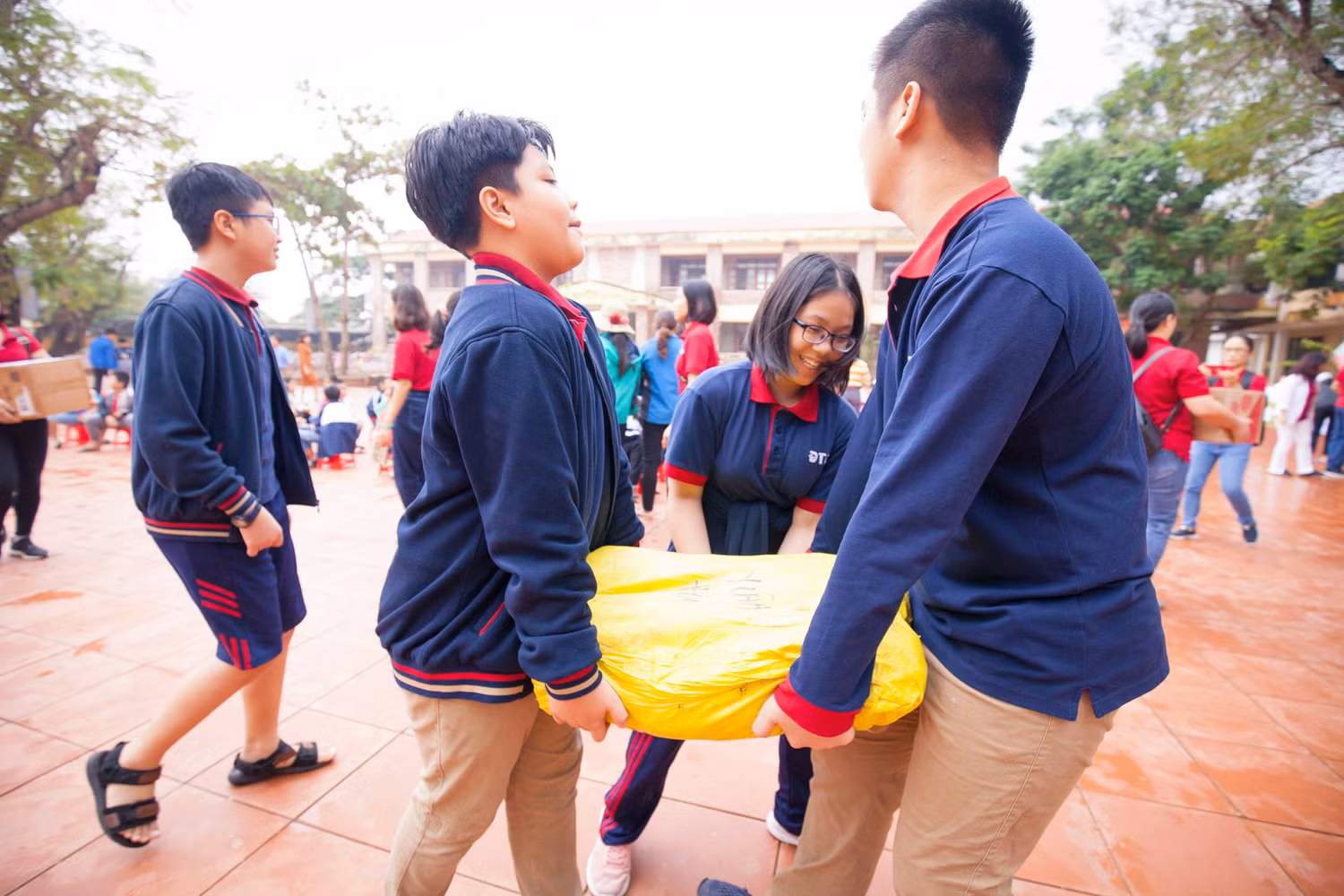 Những hành động thể hiện tình cảm của cán bộ công nhân viên, giáo viên, học sinh và phụ huynh nhà trường chung tay góp sức. Ảnh: Hữu Thành.