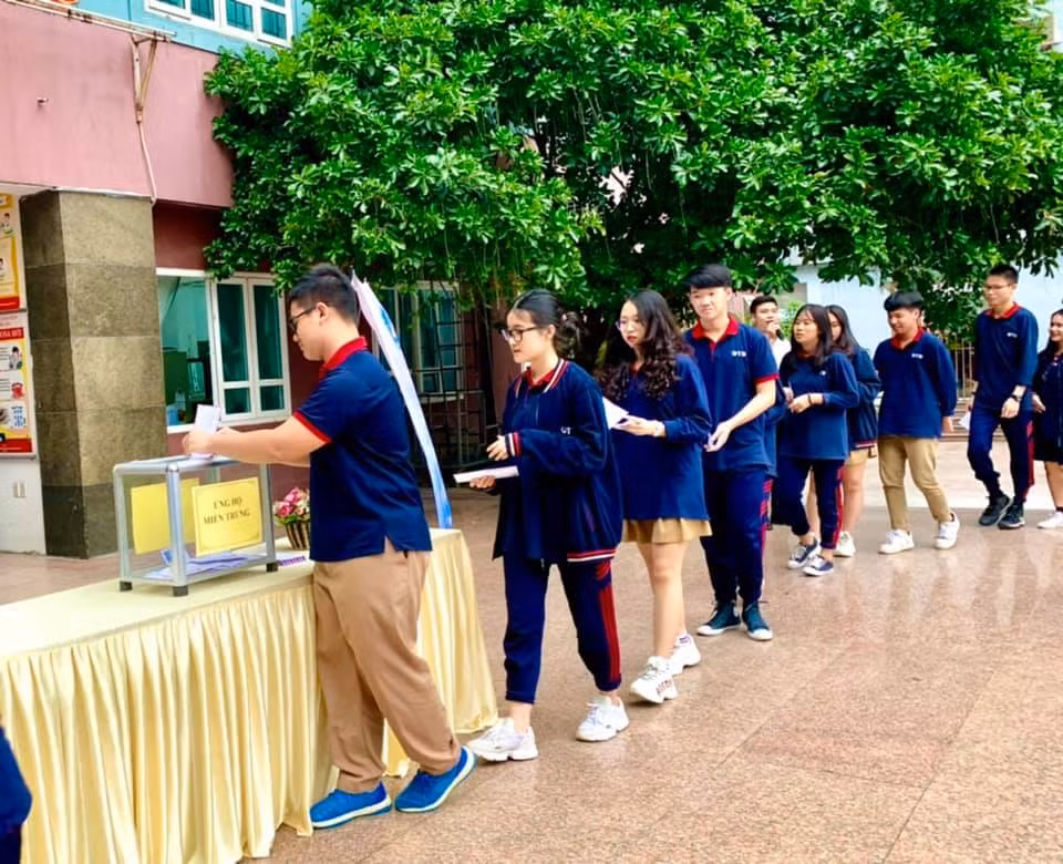 Các em học sinh trường Trung học phổ thông Đoàn Thị Điểm tham gia quyên góp ủng hộ. Ảnh: Hữu Thành.