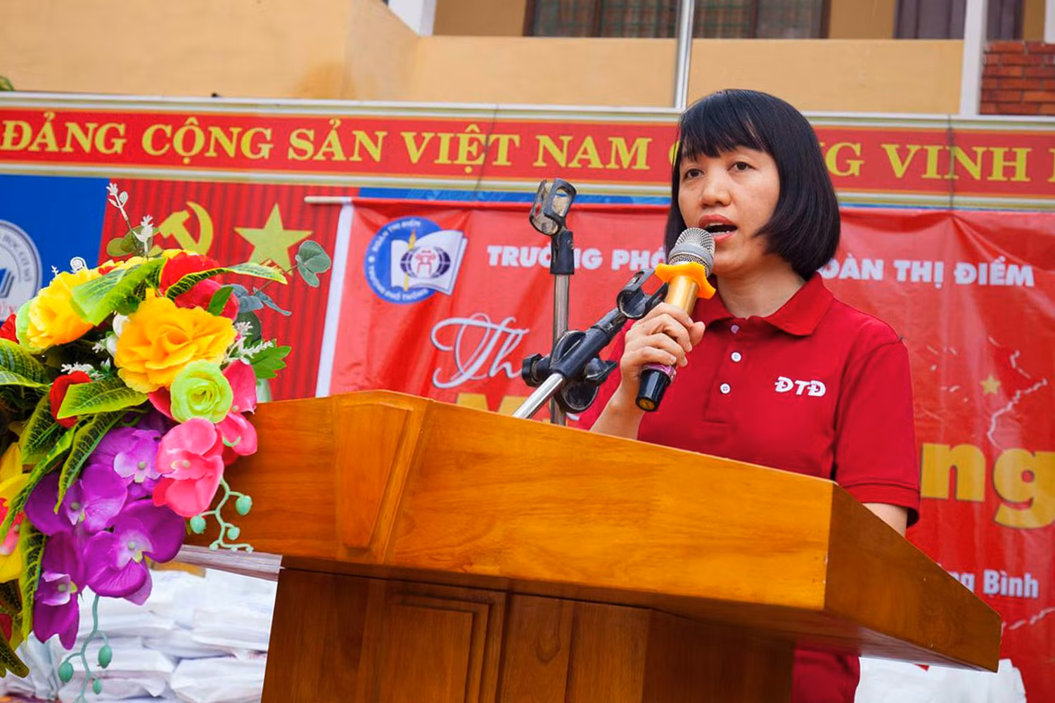 Nhà giáo Vũ Anh Tú - Phó hiệu trưởng Trường Trung học phổ thông Đoàn Thị Điểm đại diện ban giám hiệu nhà trường chia sẻ cảm thông với những khó khăn mà các em học sinh xã Lộc Thủy, tỉnh Quảng Bình vừa trải qua. Ảnh: Hữu Thành.