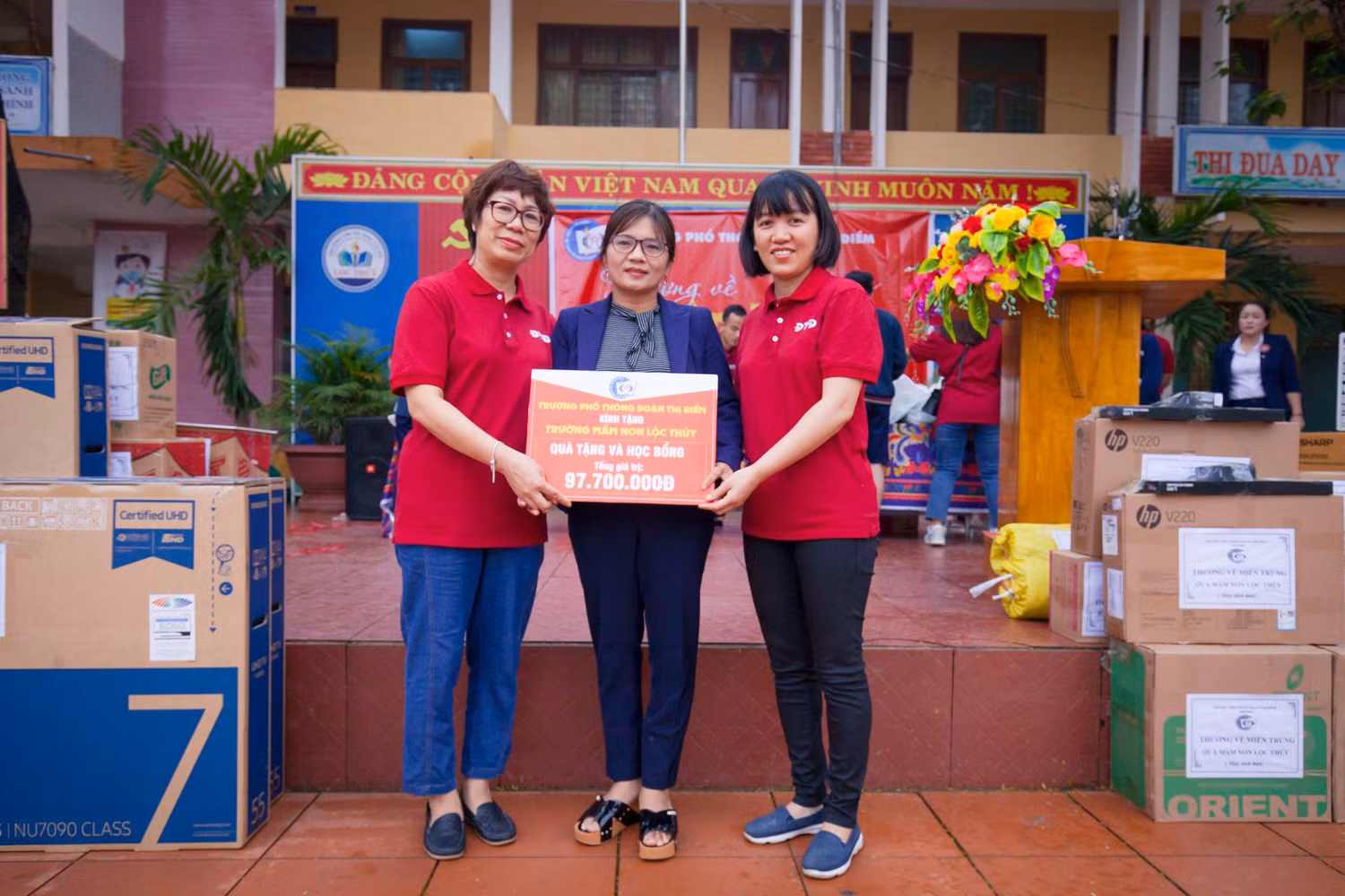 Nhà giáo Vũ Anh Tú - Phó hiệu trưởng Trường Trung học phổ thông Đoàn Thị Điểm (ngoài cùng bên phải ảnh), đại diện ban giám hiệu nhà trường trao quà cho trường mầm non xã Lộc Thủy, tỉnh Quảng Bình. Ảnh: Hữu Thành.