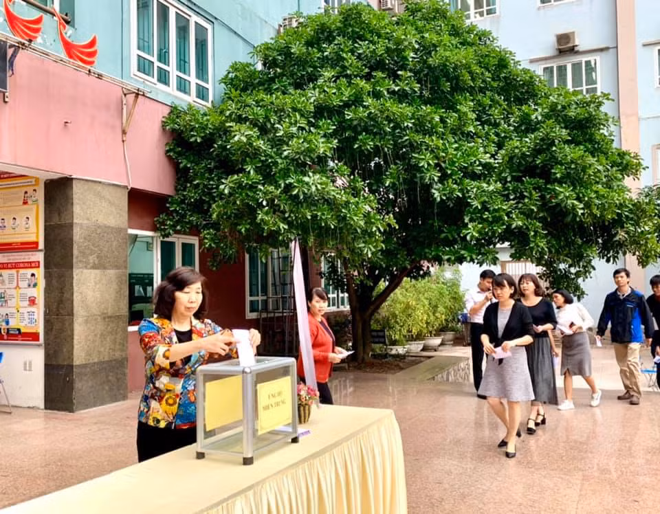 Nhà giáo Vũ Thị Phương Anh - Hiệu trưởng Trường Trung học phổ thông Đoàn Thị Điểm trong lễ phát động quyên góp. Ảnh: Hữu Thành.