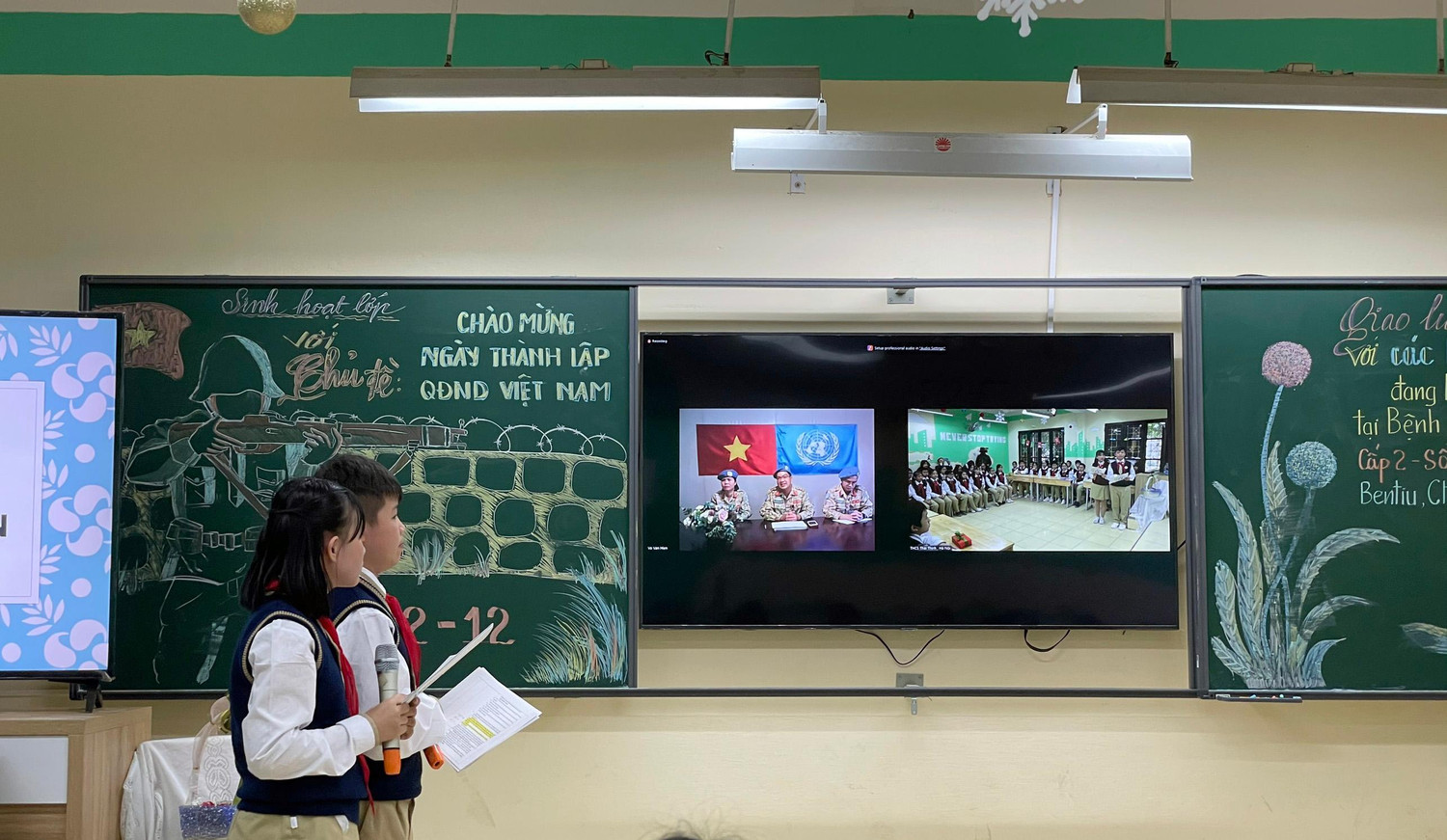 Các em học sinh giao lưu với các bác sĩ quân y Việt Nam tham gia lực lượng giữ gìn hòa bình Liên hợp quốc tại Bệnh viện dã chiến cấp 2 số 2 (BVDC2.2), Bentiu, Cộng hòa Nam Sudan. Ảnh: Nhà trường cung cấp. Các em học sinh giao lưu với các bác sĩ quân y Việt Nam tham gia lực lượng giữ gìn hòa bình Liên hợp quốc tại Bệnh viện dã chiến cấp 2 số 2 (BVDC2.2), Bentiu, Cộng hòa Nam Sudan. Ảnh: Nhà trường cung cấp.