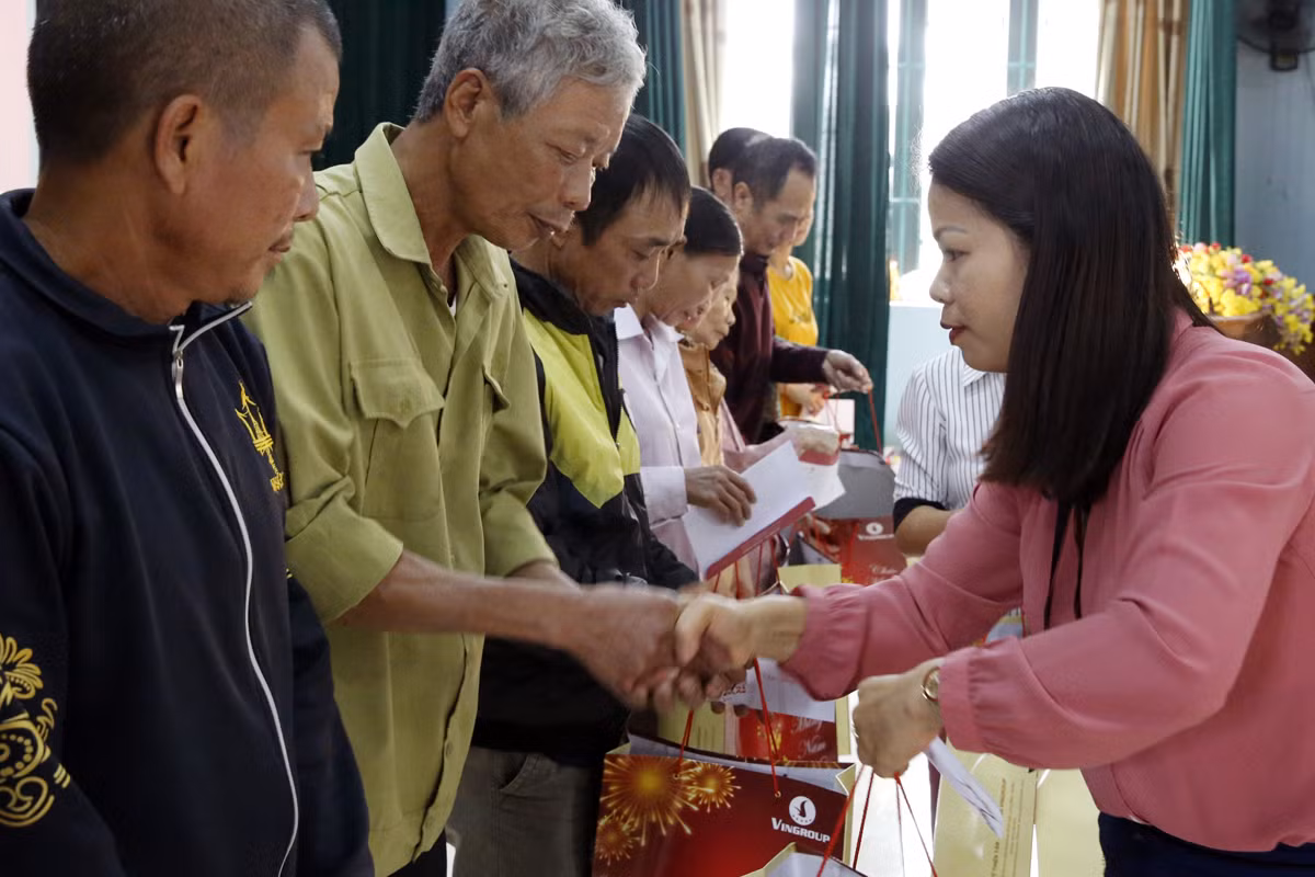 Bà Nguyễn Xuân Nghiên - Trường phòng Lao động &amp; Thương binh và Xã hội huyện Thanh Ba đang trao quà Tết của Báo điện tử Giáo dục Việt Nam cho các hộ nghèo. Ảnh: Tùng Dương.