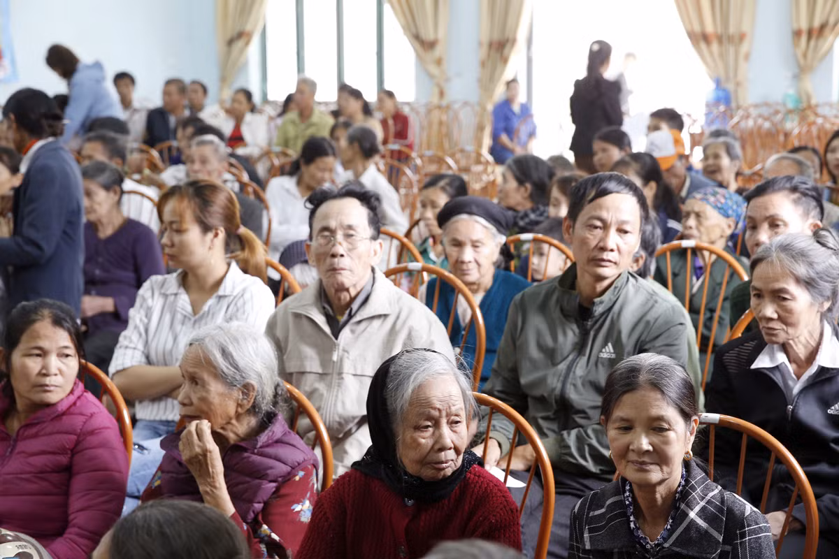 Với tinh thần tương thân tương ái, lá lành đùm lá rách nên Báo điện tử Giáo dục Việt Nam đã trao những phần quà trên. Ảnh: Tùng Dương.