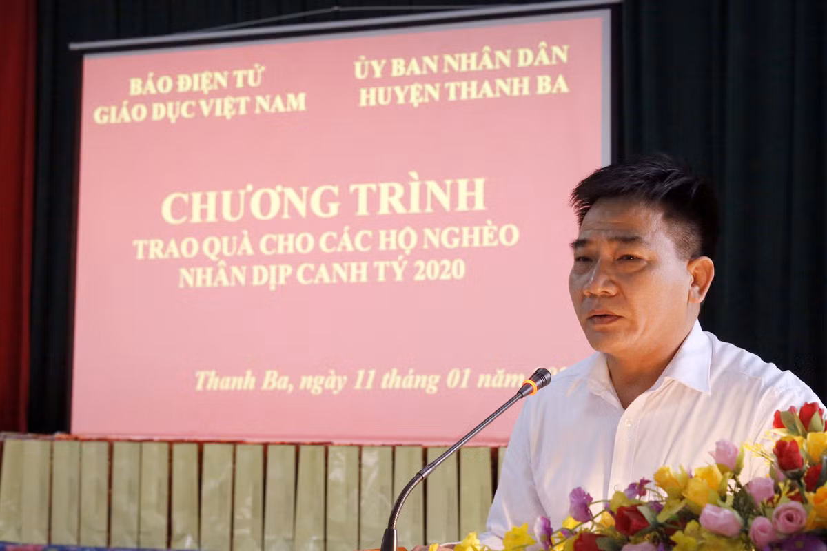 Thay mặt chính quyền địa phương, ông Nguyễn Văn Minh - Chủ tịch xã Đồng Xuân đã nói lời cảm ơn sâu sắc đến nhà báo Nguyễn Tiến Bình, cũng như cán bộ phóng viên của báo. Ảnh: Tùng Dương.