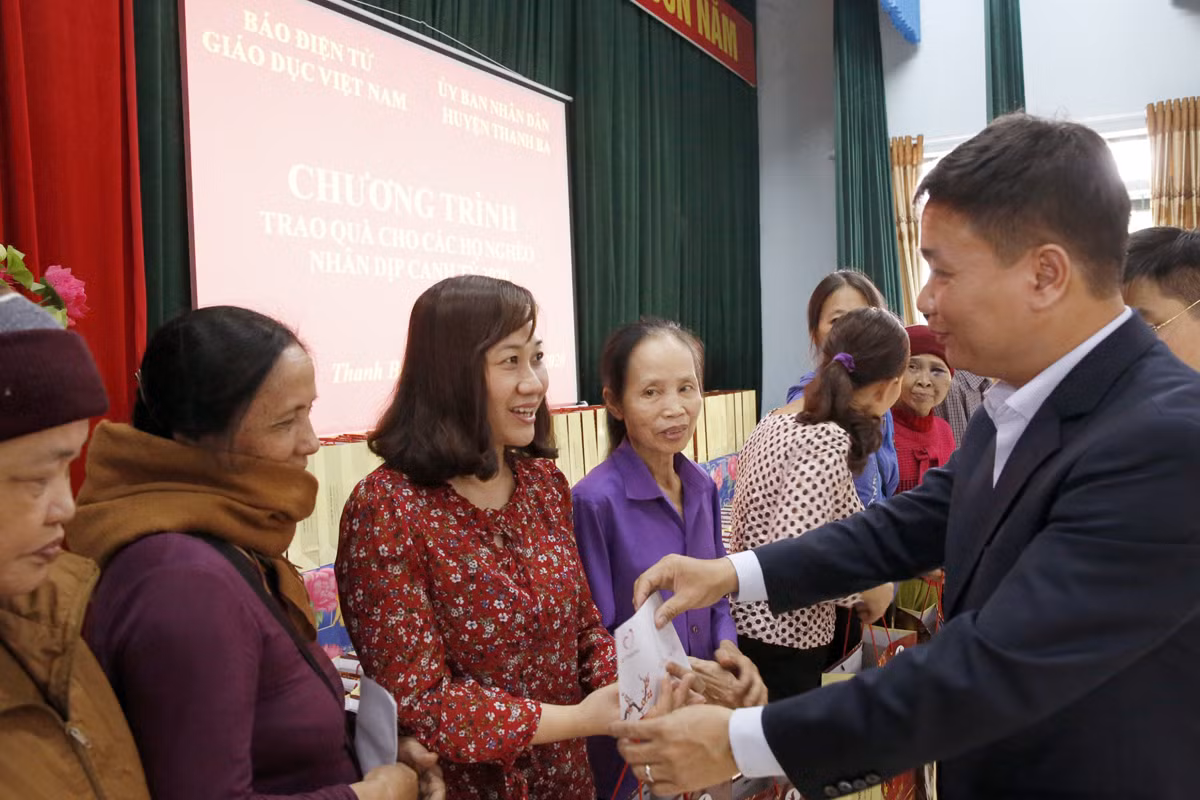 Nhà báo Nguyễn Tiến Bình - Tổng biên tập Báo điện tử Giáo dục Việt Nam trao quà Tết nhân dịp xuân Canh Tý 2020 sắp đến. Ảnh: Tùng Dương.