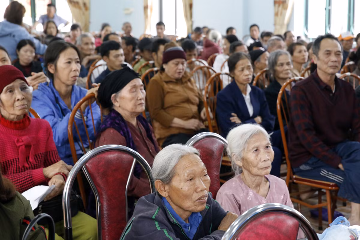Nhà báo Nguyễn Tiến Bình cũng không quên dặn dò, nhắc nhở các gia đình cần quan tâm cố gắng hơn nữa và nhất định phải cho con em học thật giỏi, chỉ có học giỏi thì mới có tương lai, giúp cho chính bản thân và những người nghèo khó. Ảnh: Tùng Dương.