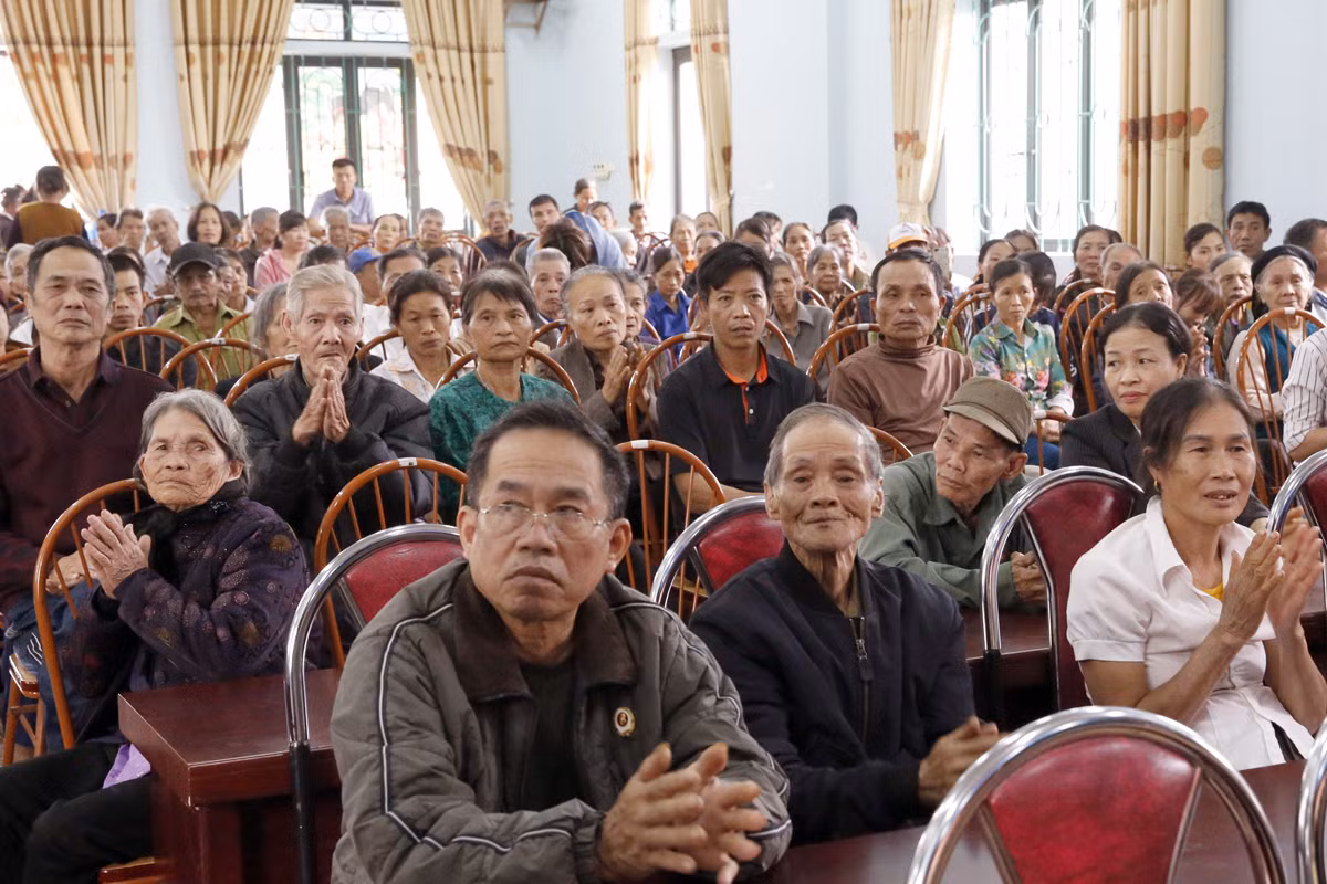 200 suất quà Tết với giá trị 120 triệu đồng được nhà báo Nguyễn Tiến Bình - Tổng biên tập Báo điện tử Giáo dục Việt Nam trao đến tận tay các hộ nghèo trong xã. Ảnh: Tùng Dương.