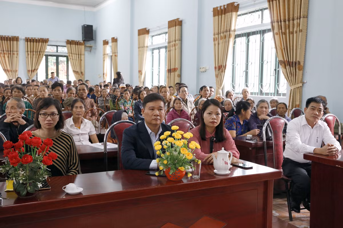 Buổi lễ trao 200 suất quà Tết cho hộ nghèo của Báo điện tử Giáo dục Việt Nam tại xã Đồng Xuân. Ảnh: Tùng Dương.