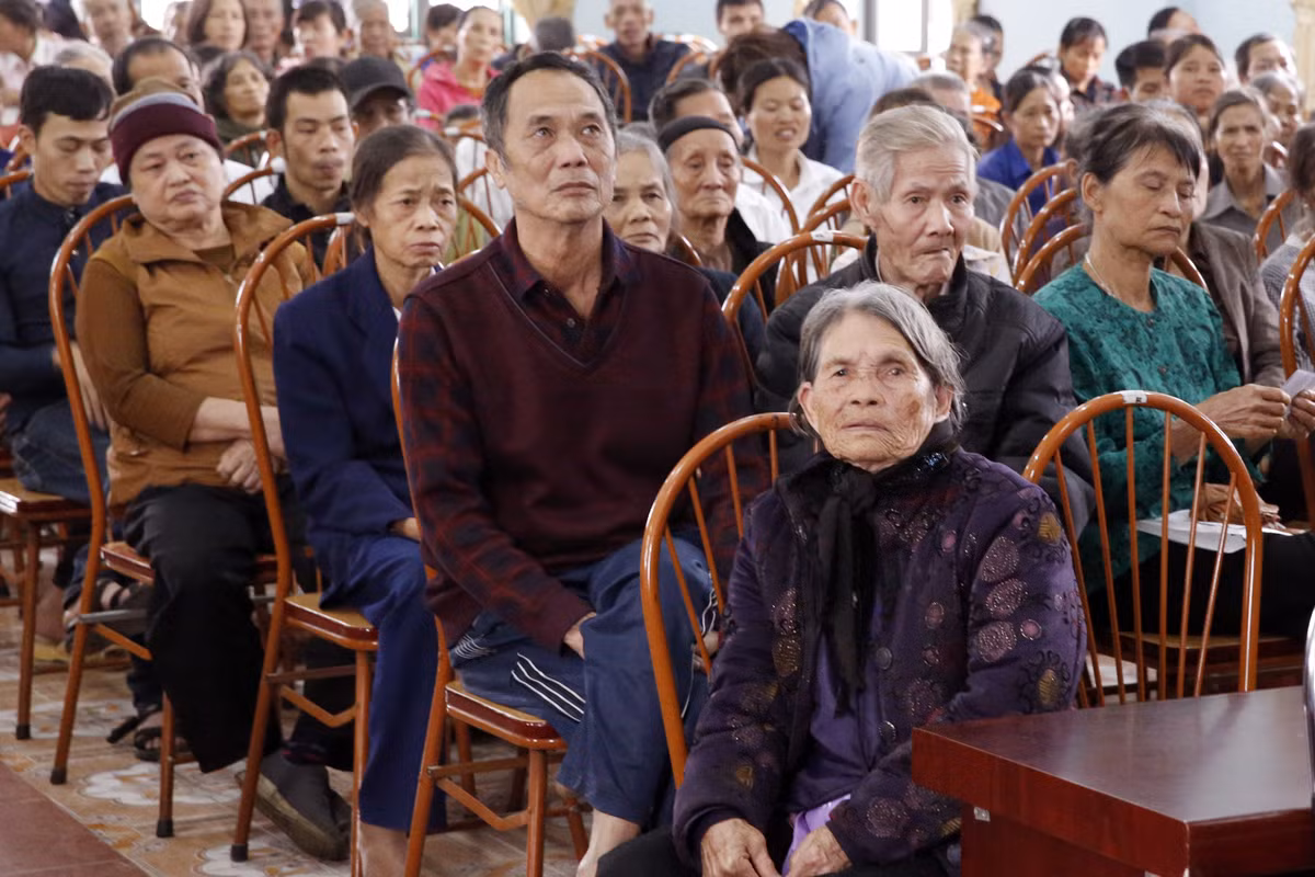 Các hộ nghèo rất phấn khởi khi nhận được phần quà Tết của Báo điện tử Giáo dục Việt Nam. Ảnh: Tùng Dương.