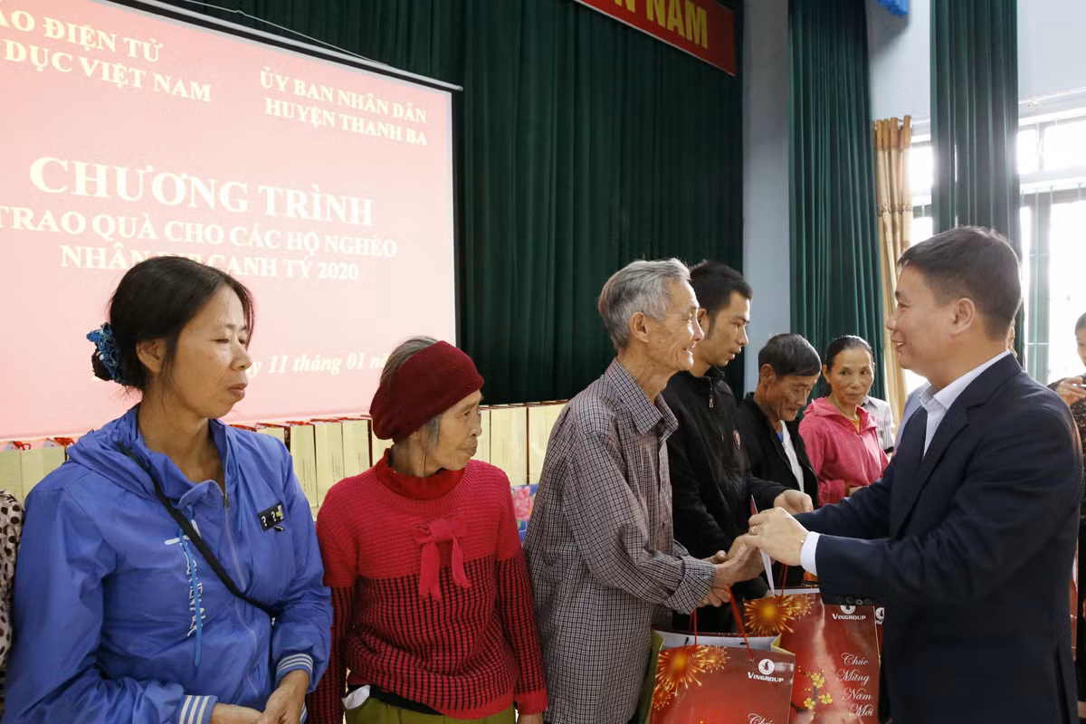 Nhà báo Nguyễn Tiến Bình - Tổng biên tập Báo điện tử Giáo dục Việt Nam đang trao quà Tết cho các hộ nghèo. Ảnh: Tùng Dương.