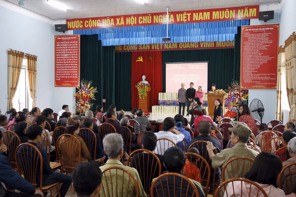 Quanh cảnh buổi trao quà Tết cho các hộ nghèo tại Ủy ban nhân dẫn xã Đồng Xuân, huyện Thanh Ba, Phú Thọ. Ảnh: Tùng Dương.