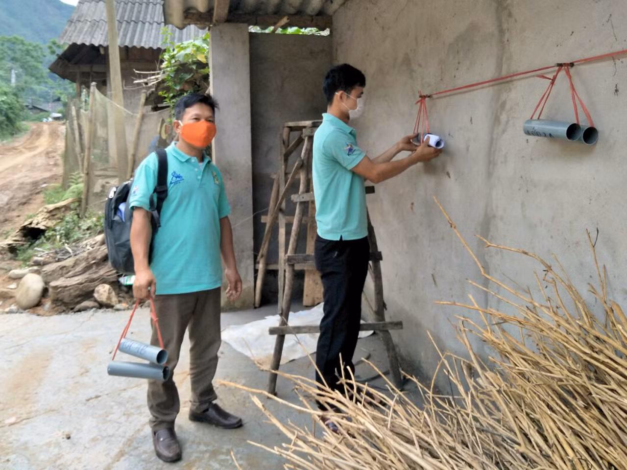Có nhiều nơi các thầy cô phải lội suối hàng giờ đồng hồ mới tới nhà học sinh để giao bài tập. Ảnh: Thầy Thanh cung cấp.