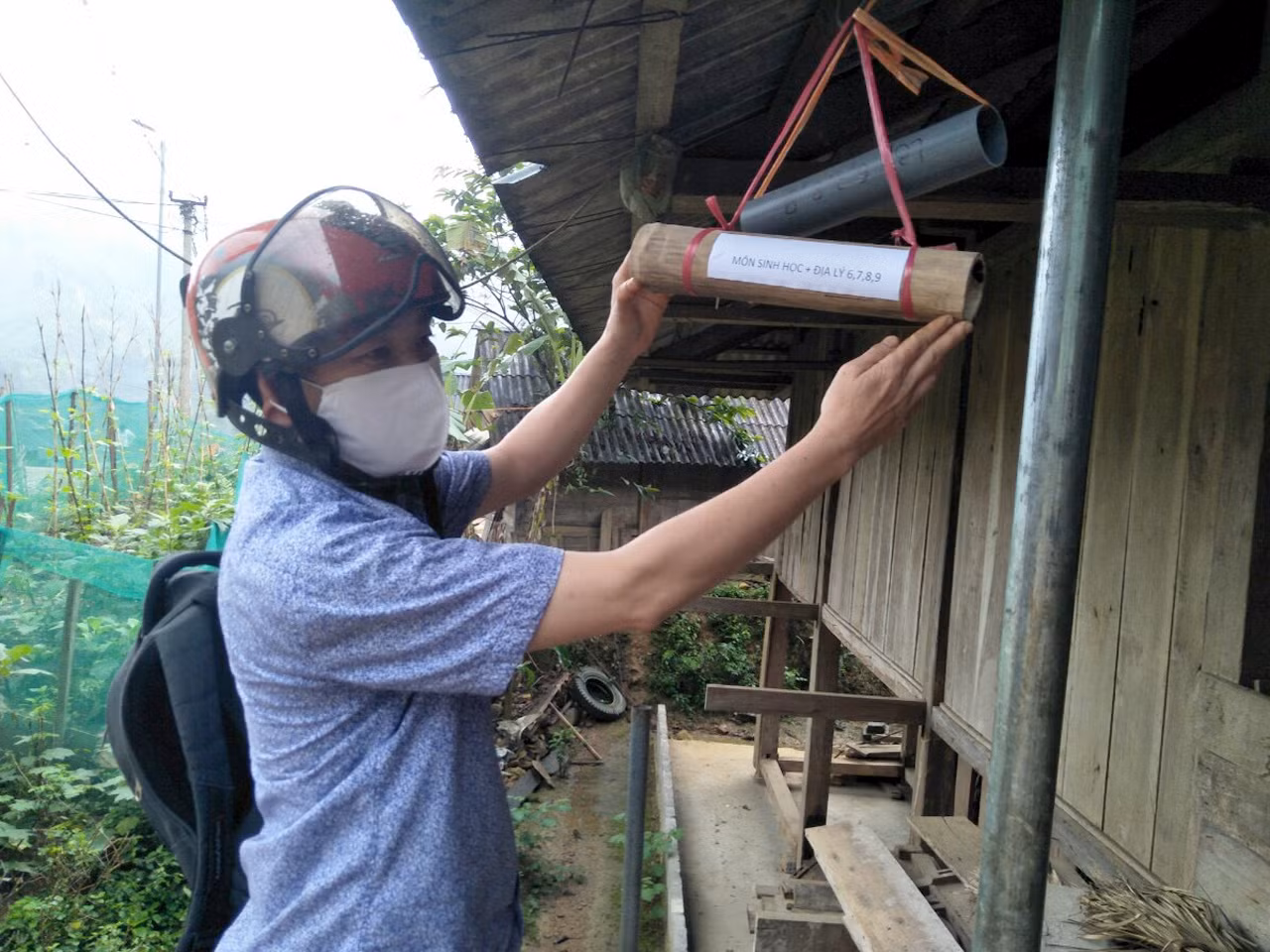 Ống tre và ống nhựa giao bài ôn tập sẽ được giáo viên treo ở đầu nhà của học sinh. Ảnh: Thầy Thanh cung cấp.