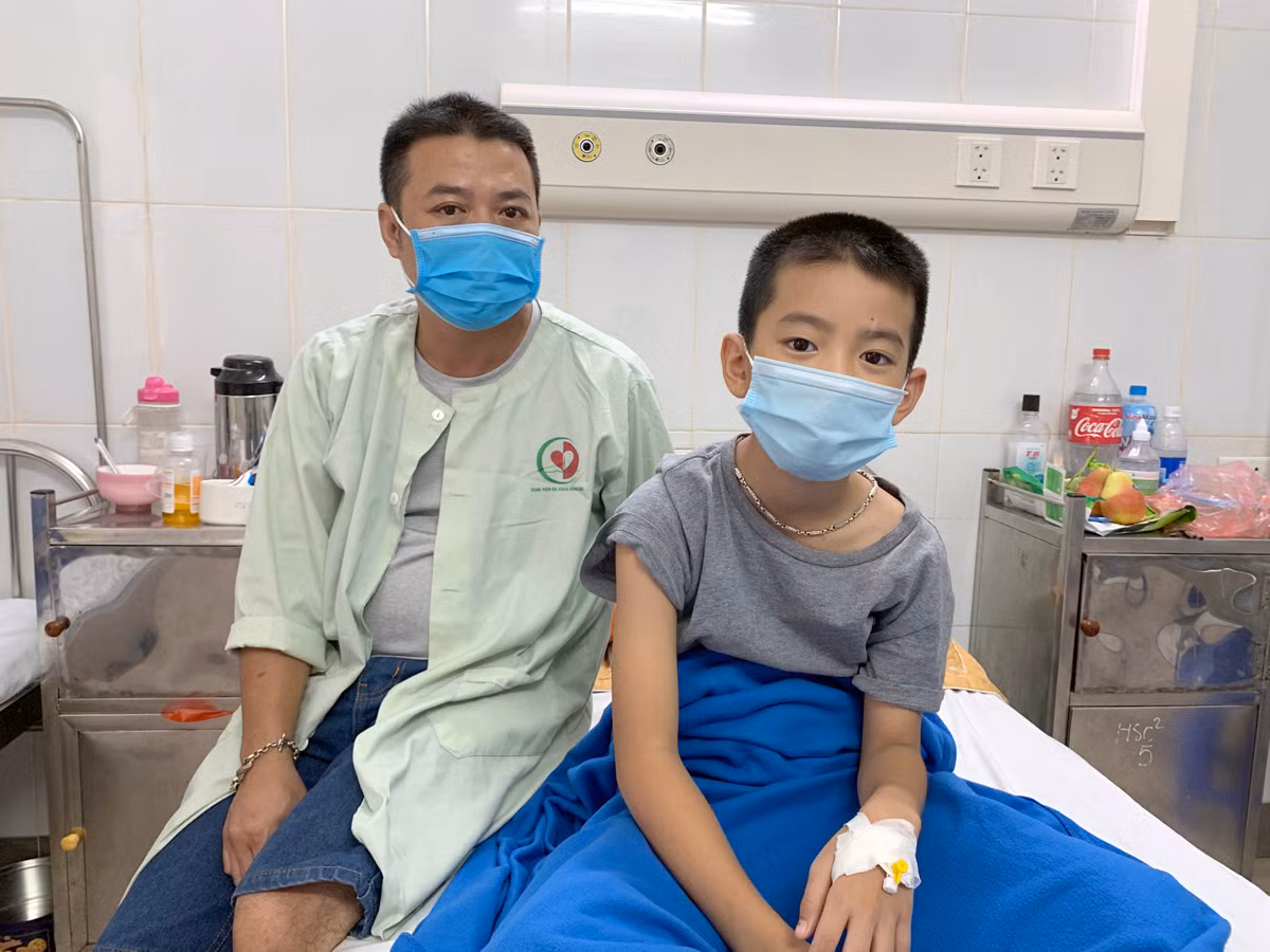 Anh Dũng cho biết xung quanh hàng xóm cũng có khá nhiều cháu có hiện tượng tương tự như buồn nôn, đau đầu, chóng mặt, đi ngoài… nhưng nhẹ hơn nên vẫn đi học.Ảnh: TD. Anh Dũng cho biết xung quanh hàng xóm cũng có khá nhiều cháu có hiện tượng tương tự như buồn nôn, đau đầu, chóng mặt, đi ngoài… nhưng nhẹ hơn nên vẫn đi học.Ảnh: TD.