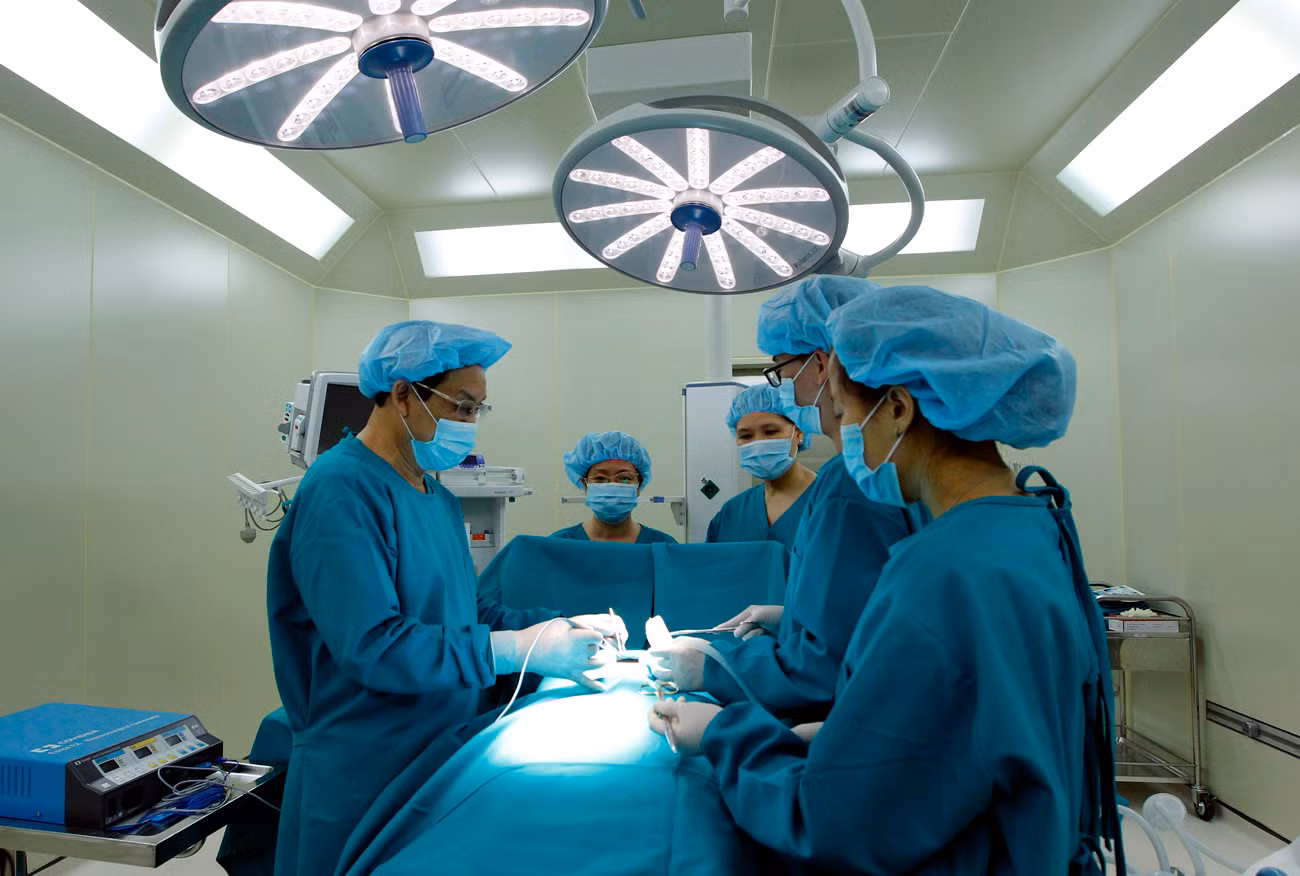 Mỗi thầy thuốc trẻ luôn ý thức về sứ mệnh cao cả của mình, rèn luyện, nâng cao đạo đức, khiêm tốn học tập các thế hệ đi trước, tiếp cận nhanh tiến bộ khoa học kỹ thuật, tích lũy kinh nghiệm, xem niềm tin của bệnh nhân, của xã hội là mục tiêu phấn đấu. Ảnh minh họa: Tùng Dương. Mỗi thầy thuốc trẻ luôn ý thức về sứ mệnh cao cả của mình, rèn luyện, nâng cao đạo đức, khiêm tốn học tập các thế hệ đi trước, tiếp cận nhanh tiến bộ khoa học kỹ thuật, tích lũy kinh nghiệm, xem niềm tin của bệnh nhân, của xã hội là mục tiêu phấn đấu. Ảnh minh họa: Tùng Dương.