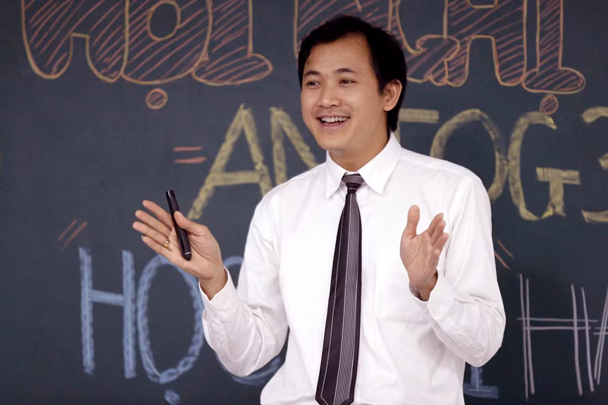 Thầy giáo Đỗ Văn Bảo "Trước ngày thi, các em nên tránh nhồi nhét kiến thức mà nên làm cho đầu óc được thoải mái hơn bằng cách luyện tập thể thao nhẹ nhàng. Những giấc ngủ ngon sẽ giúp các em tỉnh táo và sẵn sàng đón nhận thử thách của kỳ thi". Ảnh: Tùng Dương.