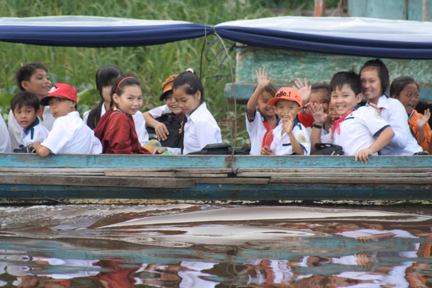 Do đặc thù địa hình sông nước, học sinh nơi đây phải đến trường bằng xuồng (ảnh minh họa: CTV) Do đặc thù địa hình sông nước, học sinh nơi đây phải đến trường bằng xuồng (ảnh minh họa: CTV)