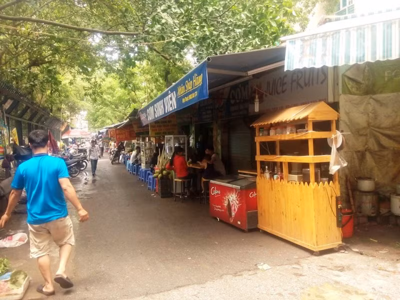 Dãy các ky ốt được Trường ĐH Thủy Lợi cho thuê kinh doanh, buôn bán (Ảnh MC)