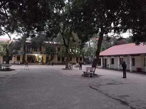 Khuôn viên Trường tiểu học Văn Môn. Ảnh: VTV Khuôn viên Trường tiểu học Văn Môn. Ảnh: VTV