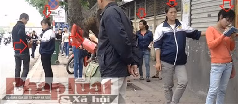 Sau đó 2 em bị chém đẹp 30.000đ/gói tăm. Biết bị lừa các em cũng không dám cự cãi bởi nhóm lừa đảo rất đông Ảnh: Quang Khởi Sau đó 2 em bị chém đẹp 30.000đ/gói tăm. Biết bị lừa các em cũng không dám cự cãi bởi nhóm lừa đảo rất đông Ảnh: Quang Khởi