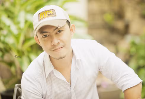 Thầy giáo tiếng Anh Võ Trọng Phúc khiến nhiều người hâm mộ bởi vẻ điển trai và giọng hát hay. Ảnh: Hà Kin. Thầy giáo tiếng Anh Võ Trọng Phúc khiến nhiều người hâm mộ bởi vẻ điển trai và giọng hát hay. Ảnh: Hà Kin.