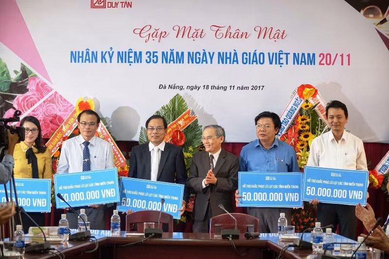 Đại học Duy Tân ủng hộ ngành giáo dục 8 tỉnh miền trung khắc phục hậu quả do mưa lũ gây ra. Ảnh: HB