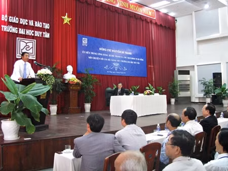 Bí Thư Thành ủy Nguyễn Bá Thanh nhấn mạnh quan điểm "muốn trò giỏi phải có thầy giỏi" trong buổi nói chuyện với CB, GV ĐH Duy Tân. Bí Thư Thành ủy Nguyễn Bá Thanh nhấn mạnh quan điểm "muốn trò giỏi phải có thầy giỏi" trong buổi nói chuyện với CB, GV ĐH Duy Tân.