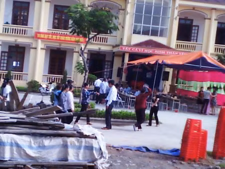 Khuôn viên trường thành khuôn viên đám cưới linh đình.