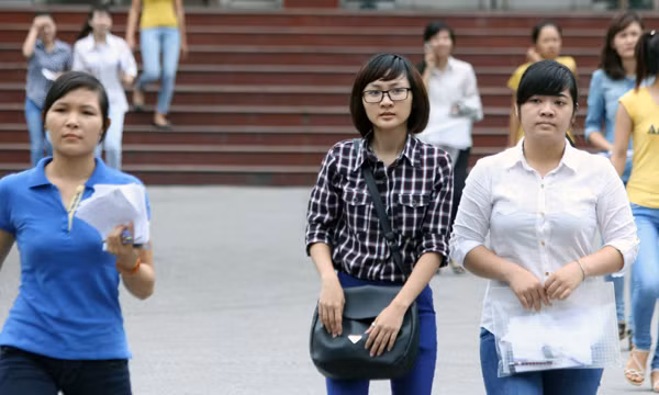 Thí sinh hoàn thành bài thi môn Địa lí khối C sáng nay. Ảnh Xuân Trung