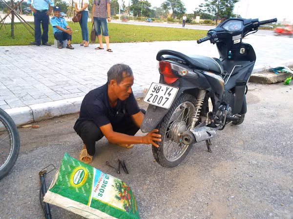 Hàng ngày, ngoài công việc làm thuê chú Định còn tranh thủ đi vá xăm xe. Ảnh Xuân Trung Hàng ngày, ngoài công việc làm thuê chú Định còn tranh thủ đi vá xăm xe. Ảnh Xuân Trung