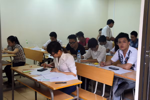 Thí sinh chuẩn bị làm bài thi môn Toán sáng nay tại Trường ĐH Kinh doanh và Công nghệ Hà Nội. Ảnh Xuân Trung
