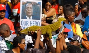 Người dân Zimbabwe mang theo những tấm hình của vị tân Tổng thống để thể hiện sự ủng hộ đối với ông (Ảnh: CNN) Người dân Zimbabwe mang theo những tấm hình của vị tân Tổng thống để thể hiện sự ủng hộ đối với ông (Ảnh: CNN)