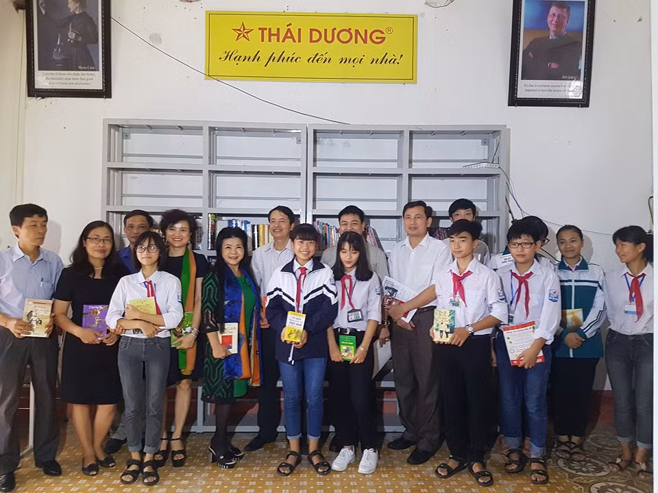 Thư viện được đầu tư hơn 150 triệu đồng được Công ty cổ phần Sao Thái Dương tặng Trường trung học cơ sở chất lượng cao Hải Hậu.