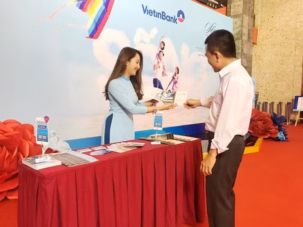 Cán bộ VietinBank giới thiệu thông tin về chương trình tới khách hàng. Cán bộ VietinBank giới thiệu thông tin về chương trình tới khách hàng.