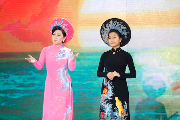 Tiết mục song ca của ca sĩ Đông Đào và Trần Uyên Phương
