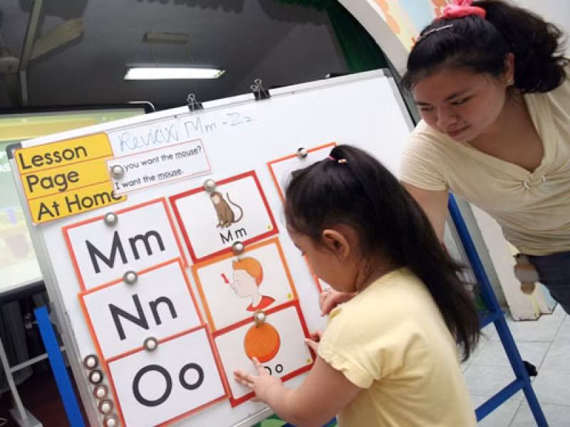 Có nên cho trẻ học tiếng Anh khi chưa sõi tiếng mẹ đẻ? (Ảnh minh họa trên Báo Phụ nữ Việt Nam) Có nên cho trẻ học tiếng Anh khi chưa sõi tiếng mẹ đẻ? (Ảnh minh họa trên Báo Phụ nữ Việt Nam)