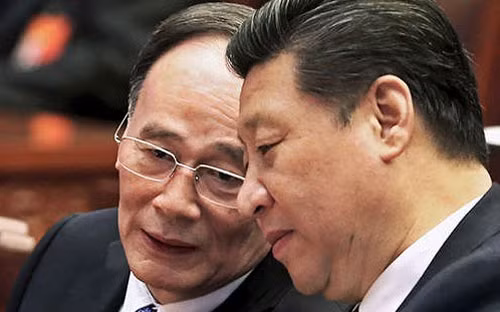 Ông Vương Kỳ Sơn (bên trái) cánh tay đắc lực một thời của ông Tập trong cuộc chiến chống tham nhũng (Ảnh: Reuters)