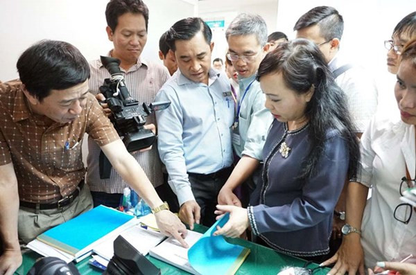 Bộ trưởng Y tế Nguyễn Thị Kim Tiến kiểm tra phòng khám Trung Quốc ở Thành phố Hồ Chí Minh. Ảnh: Vietnamnet.vn Bộ trưởng Y tế Nguyễn Thị Kim Tiến kiểm tra phòng khám Trung Quốc ở Thành phố Hồ Chí Minh. Ảnh: Vietnamnet.vn