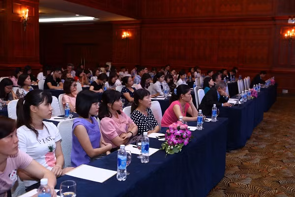 Hội nghị với sự tham dự của hơn 100 bác sĩ và nhân viên y tế tại Thành phố Hà Nội.