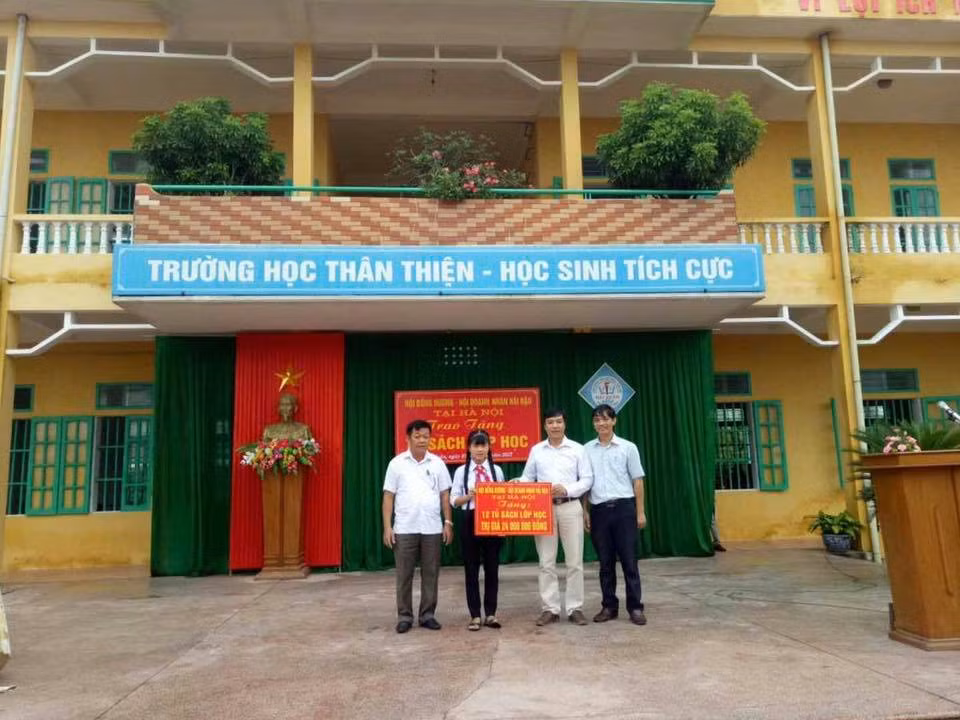 Anh Lê Việt Nam - đại diện Công ty Cổ phần Sao Thái Dương trao tặng tủ sách cho Trường Trung học Hải Xuân