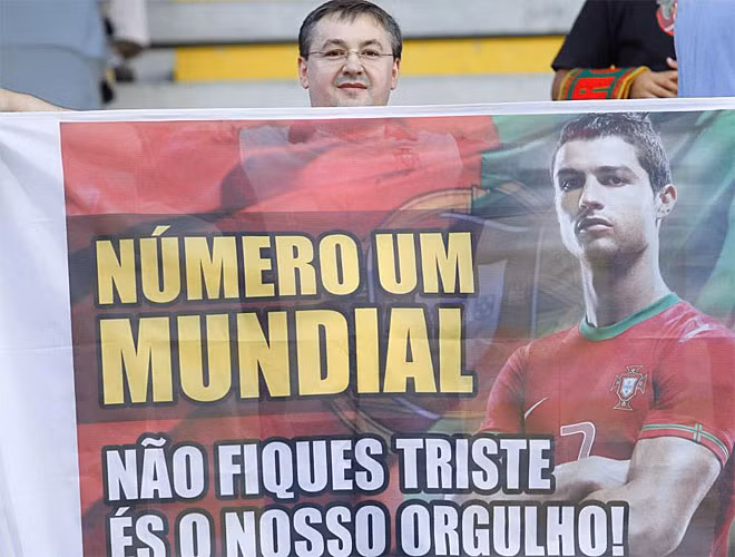 CĐV nhà ủng hộ Ronaldo, BĐN hạ Azerbaijan với tỷ số 3-0. CĐV nhà ủng hộ Ronaldo, BĐN hạ Azerbaijan với tỷ số 3-0.