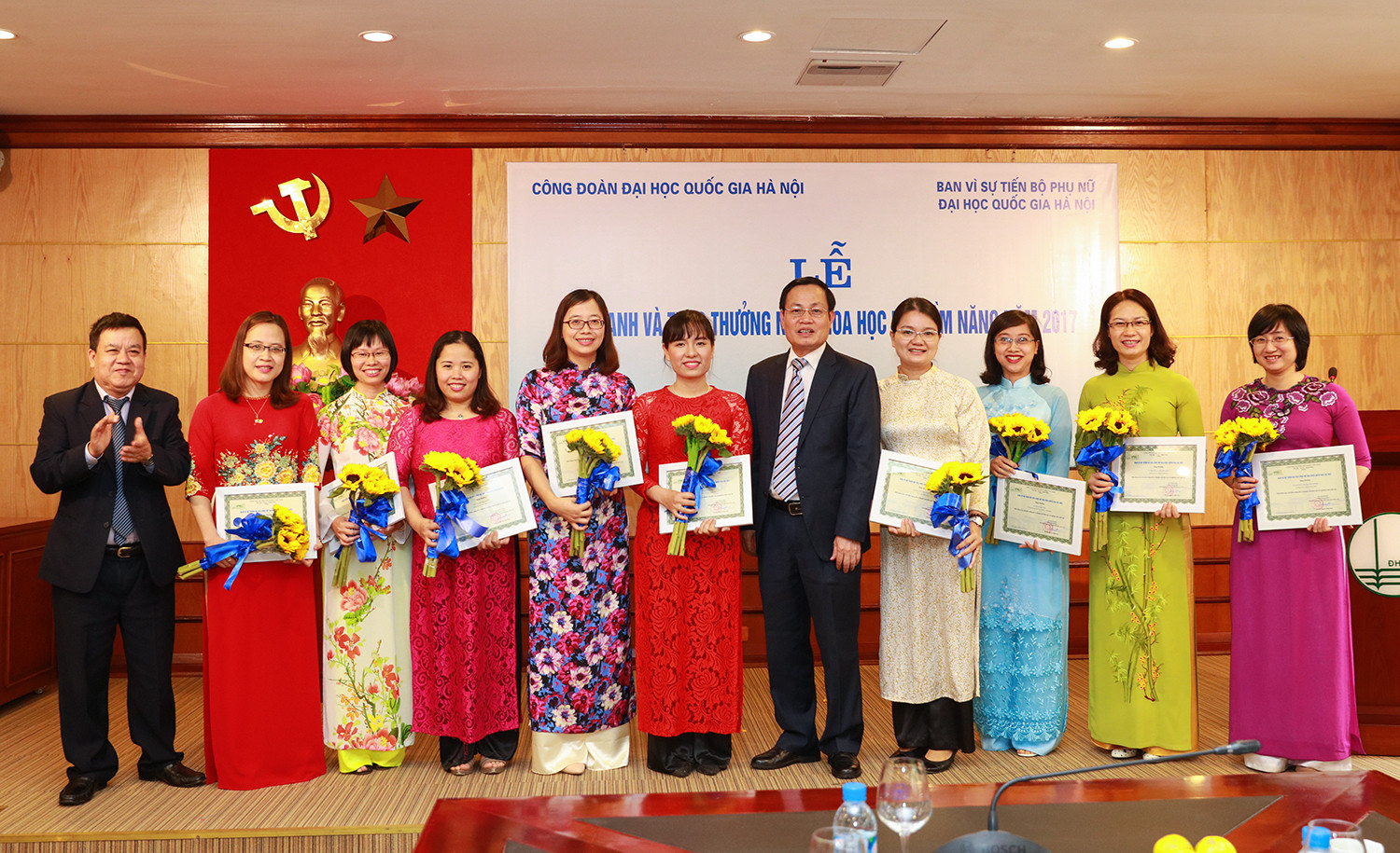 Phó Giám đốc Nguyễn Hữu Đức – Trưởng ban Vì sự tiến bộ của phụ nữ đã trao thưởng cho 9 nhà khoa học nữ tiềm năng năm 2017 của Đại học Quốc gia Hà Nội (Ảnh: T.L) Phó Giám đốc Nguyễn Hữu Đức – Trưởng ban Vì sự tiến bộ của phụ nữ đã trao thưởng cho 9 nhà khoa học nữ tiềm năng năm 2017 của Đại học Quốc gia Hà Nội (Ảnh: T.L)