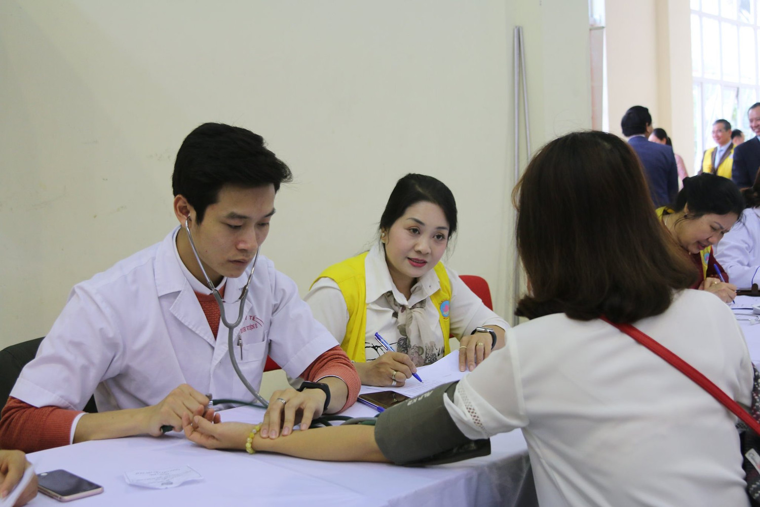 Người lao động tham gia Bảo hiểm xã hội và Bảo hiểm y tế tự nguyện được hưởng những chính sách ưu việt.