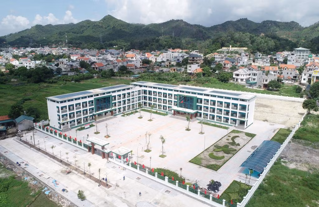 Trường Tiểu học thị trấn Cái Rồng nhìn từ trên cao (Ảnh: CTV)