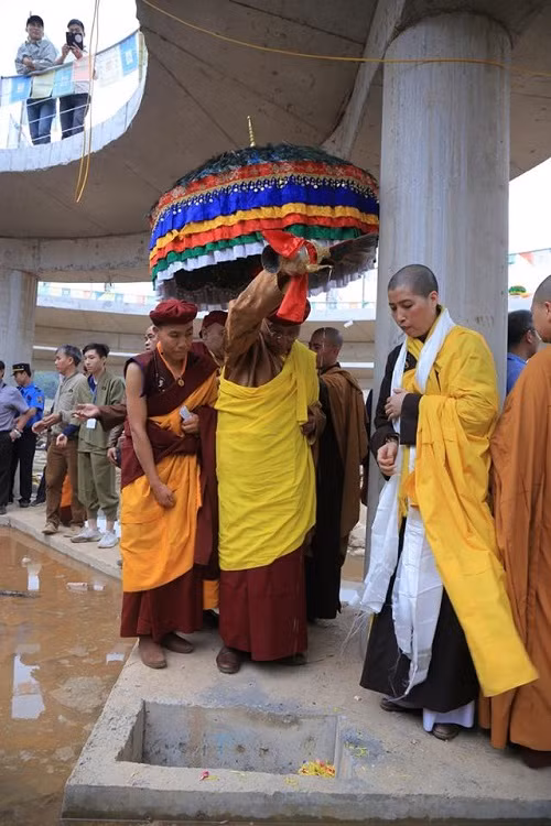 Đức Gyalwang Drukpa gia trì yểm tâm Cầu Đại lạc Kim Cương Mandala.