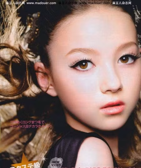 Mackenzie Foy sinh năm 2000, so với 2 đàn chị kể trên, cô bé chỉ xếp vào hàng "em út". Tuy nhiên, Mackenzie đã có thâm niên 7 năm trong nghề người mẫu. Cô bé bắt đầu làm người mẫu cho các thương hiệu Garnet Hill, Polo Ralph Lauren và Guess Kids từ năm 4 tuổi.
